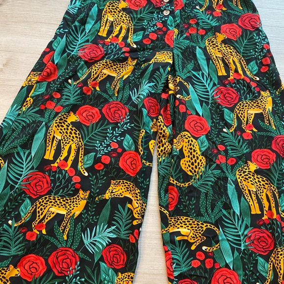 America & Beyond JAGUAR PARADISE WIDE LEG PANTS - Picture 3 of 9